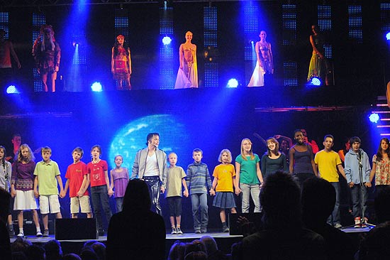 Sie standen schon 1992 mit Michael Jackson im Münchner Olympiastadium auf der Bühne: Michael Jackson hatte sich die Münchner Chorbuben als Begleitung erwünscht, und so traten sie auch bei "Who's Bad" auf die Bühne des Circus Krone (©Fotos: Martin Schmitz)